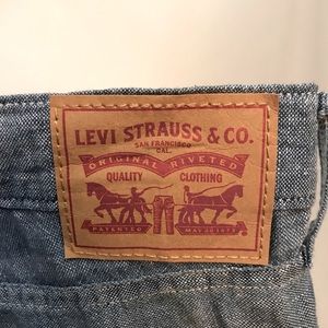 Levi’s boyfriend crop pants. Linen-cotton blend
